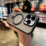 Coque en silicone semi-transparente avec lentilles de protection caméra et support MagSafe - Noir – Image 3